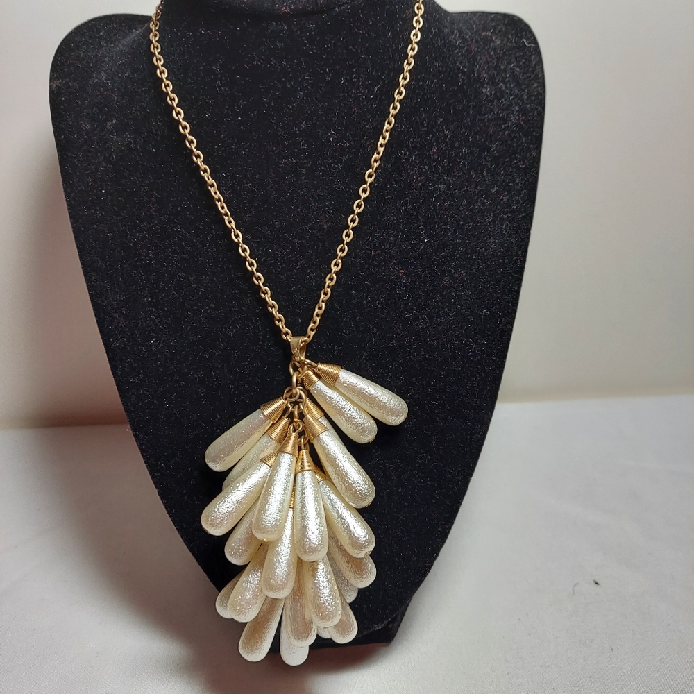 Plunder Chantilly necklace